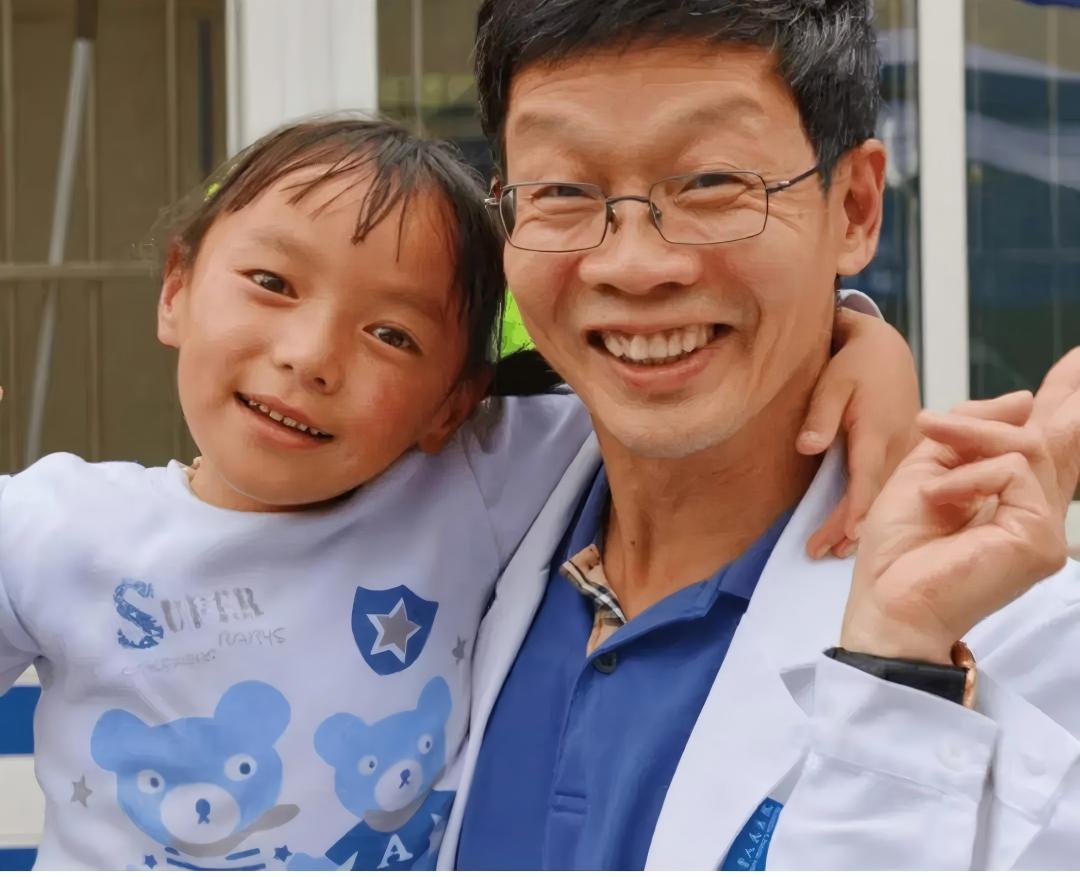 “医师节帮助更多人挺直脊梁，诚邀您加入&ldquo;守护脊梁爱心计划&rdquo;！