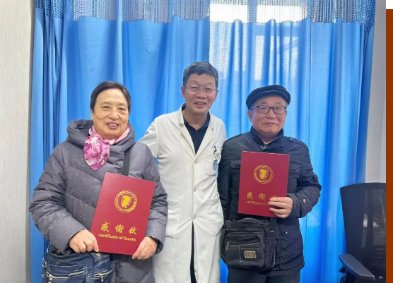 “让爱凝聚、流动，这对老人这样纪念金婚！