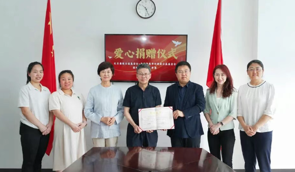 “十万善款聚温情，公益携手助脊柱患儿挺起脊梁！